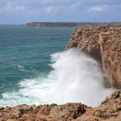 Le enormi onde che si infrangono sulla costa di Sagres 