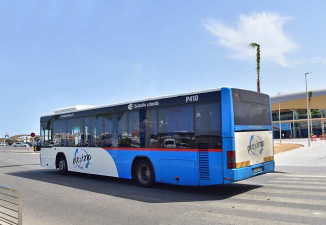 El autobús número 16 desde el aeropuerto al centro de la ciudad de Faro