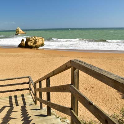 Les escaliers qui mènent à la plage