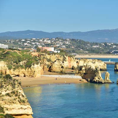 Vista de la Praia de Dona Ana desde la Praia do Camilo