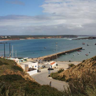 Der geschützte Fischerhafen in Sagres 