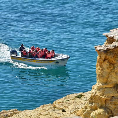 Tour rund um die Küste in einem kleinen Boot