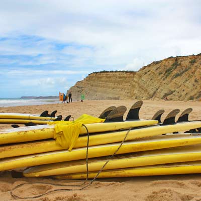 Am Strand Mós befinden sich zahlreiche Surfschulen.