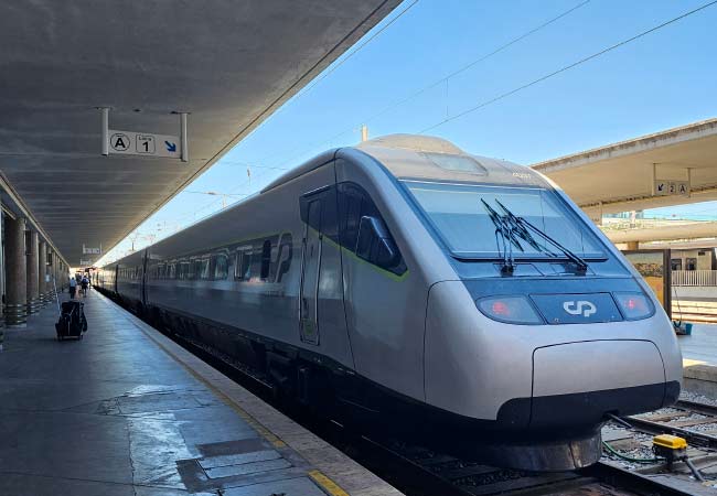 Alfa Pendular (AP) est le réseau de trains rapides au Portugal