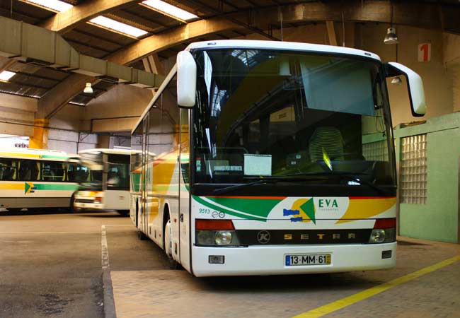 Der Bus nach Lagos wartet am Busbahnhof in Faro