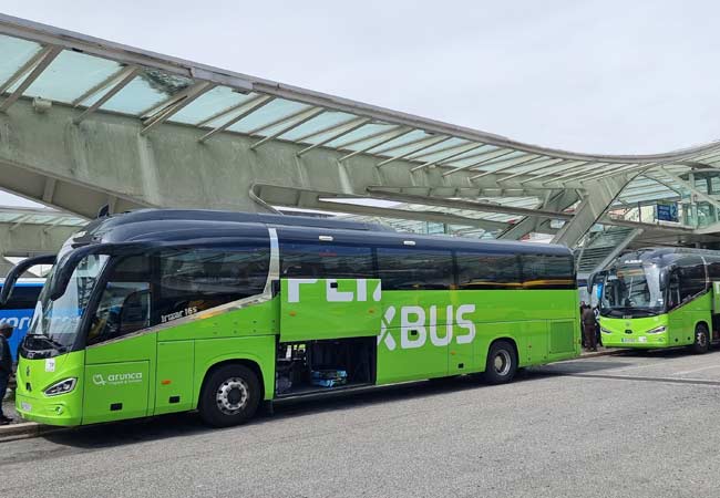 Ein Flixbus am Busbahnhof Oriente