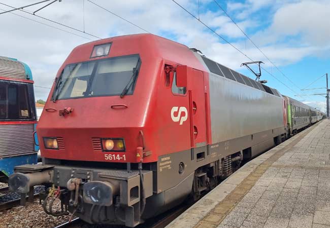 Il treno Intercidades alla stazione di Tunes