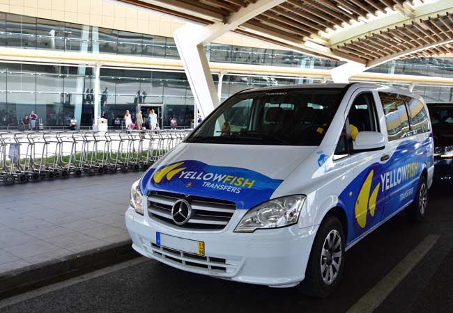 Un minibus Yellow Fish au point de dépôt de l’aéroport.