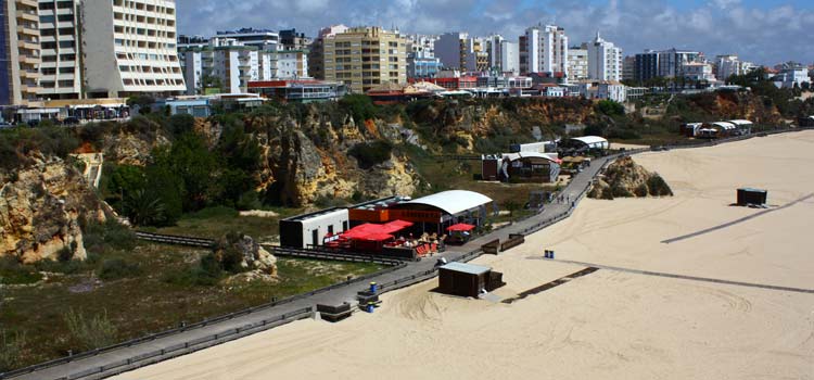 A gigantesca Praia da Rocha