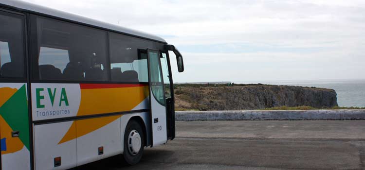 Der Eva Bus wartet am Cabo de Sao Vicente
