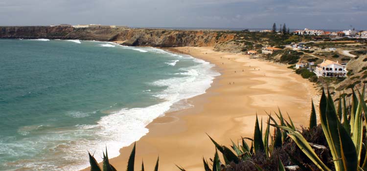 La popolare spiaggia per il surf di Praia de Mareta